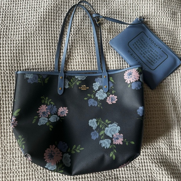 Nwt Coach  REVERSIBLE CITY TOTE IN SIGNATURE CANVAS WITH PEONY PRINT - Picture 4 of 6